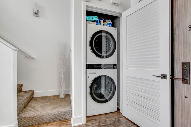 Building Photo - 1168 S Barrington Ave