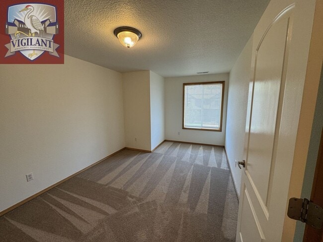 Building Photo - 1614 N Falcon Dr