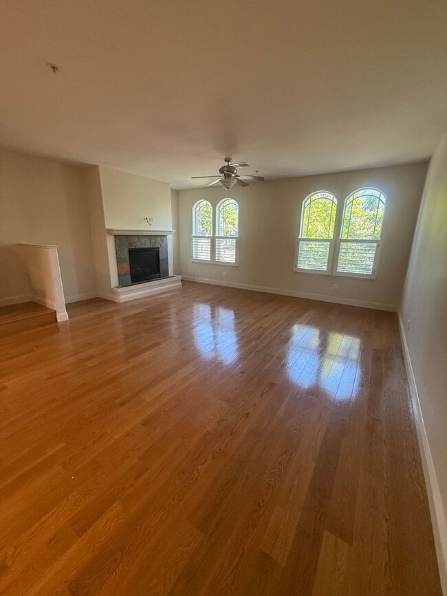 Building Photo - Well maintained 3 bedroom, 2.5 bath condo close to Windsor Town Green