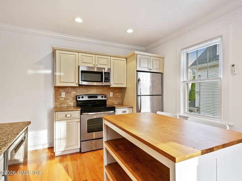 Building Photo - 36 Locust St