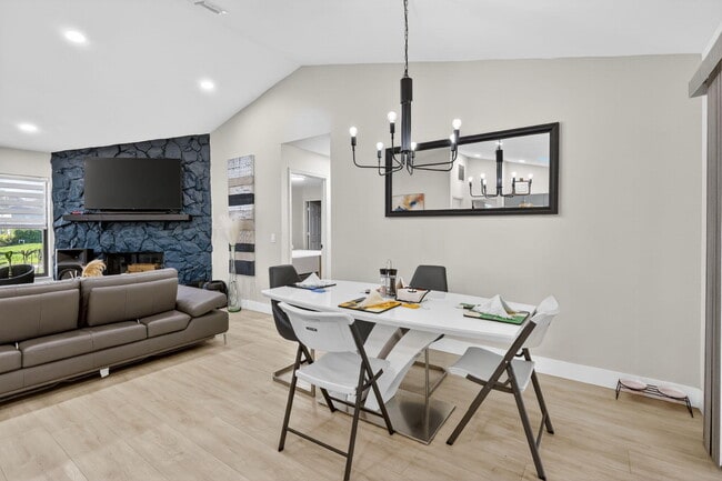 Building Photo - 481 SW Aster Rd