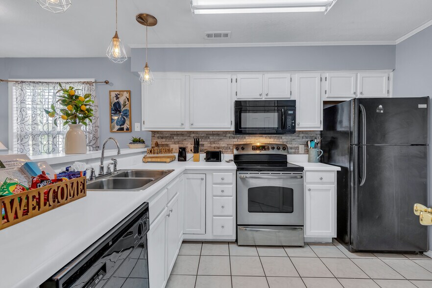 Building Photo - 589 Blue River Ct