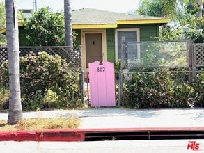 Building Photo - 802 Superba Ave