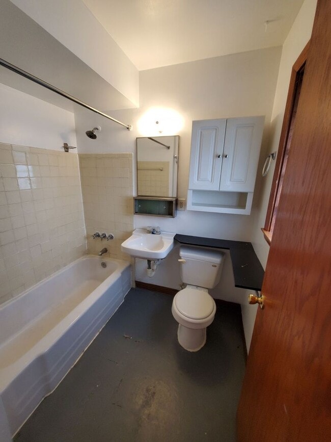 Interior Photo - 405 Kirkwood Ave. (5 Unit)