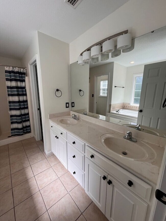 Building Photo - 4077 Huntley Dr