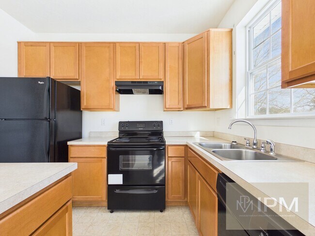 Building Photo - Spacious 3BR/2.5BA Townhome | Garage + Basement Storage | Spring Grove SD | Community Amenities