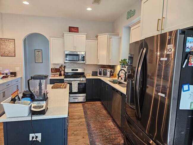 Building Photo - Beautiful 4-bedroom, 2.5- bath home with b...