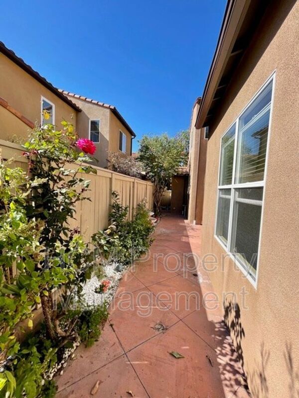 Building Photo - 21 Sonata St