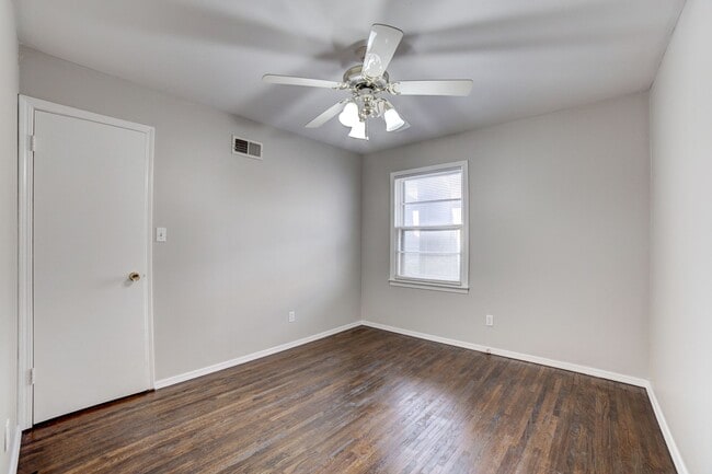 Building Photo - 4 Bed | 2 Bath in Midtown!
