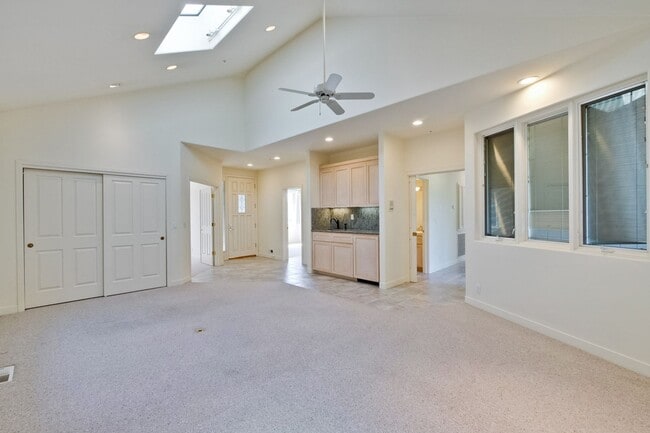 Building Photo - Large 3,767 sqft home on a 10,000 sqft lot- 2 bed located on 1st floor w/ separate entrance - Top...