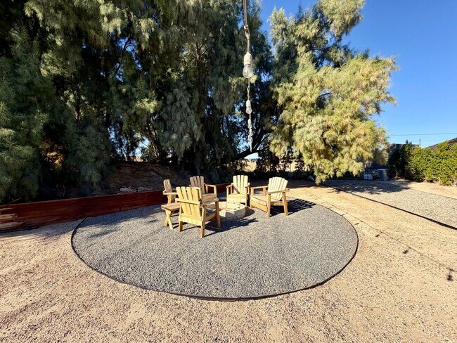 Building Photo - AVAILABLE NOW!! 2 Bedroom 1 Bathroom House in Cathedral City!