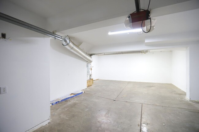 Building Photo - Bayview: Modern Townhome 4 bedroom 2 1/2 B...