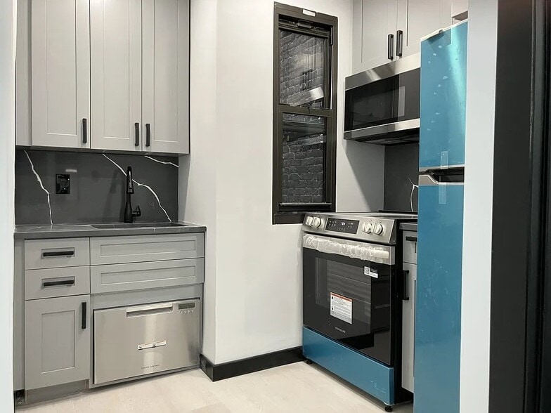 Building Photo - 223 E 4th St