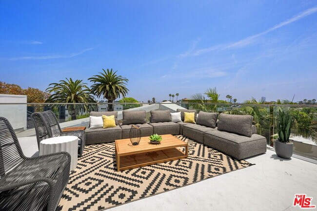 Building Photo - 621 Kings Rd