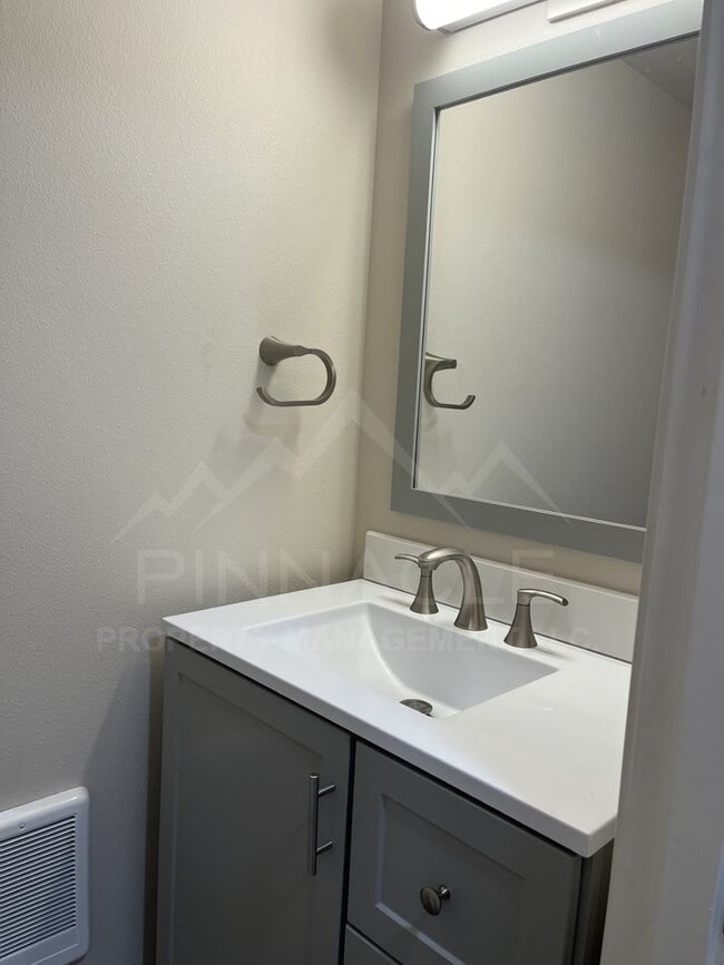 Building Photo - 1-5 1/2 Chicago Ave