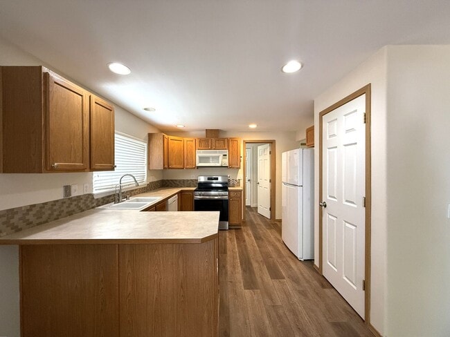 Building Photo - Newly Updated Lake Stevens Home - Avail 8/15!