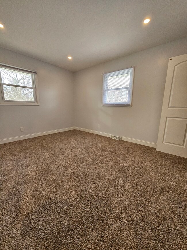 Building Photo - 9536 Elmwood Dr