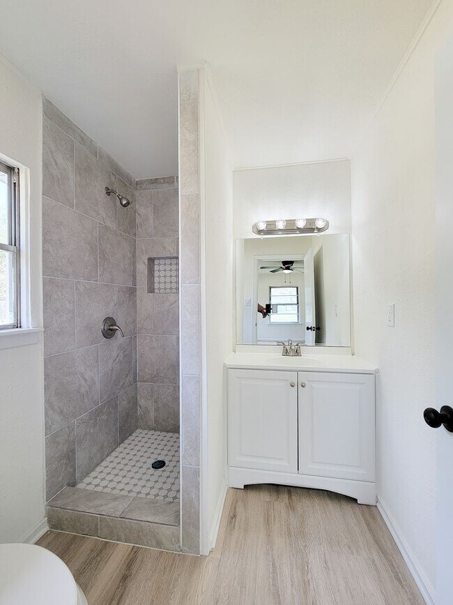 Building Photo - This beautifully remodeled 3-bedroom, 2-bathroom home in the heart of Lake Jackson, Texas, offers...