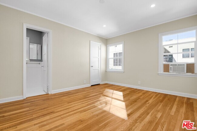 Building Photo - 405-404 Shirley Pl