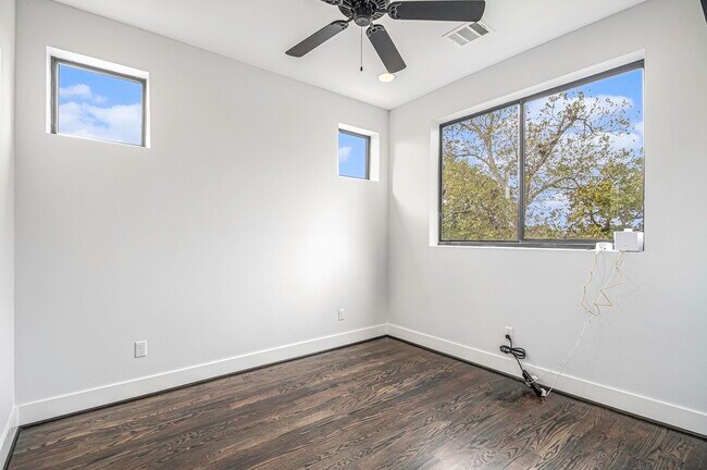 Building Photo - 503 E 34th St