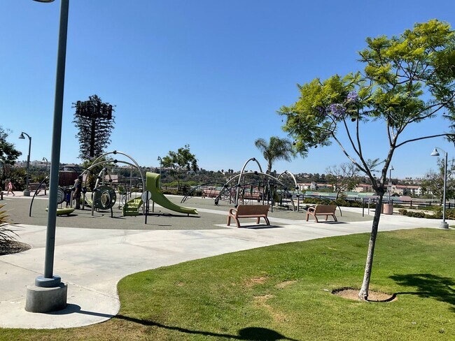 Building Photo - 3 Bedroom 2 1/2 Bath Condo with yard and g...