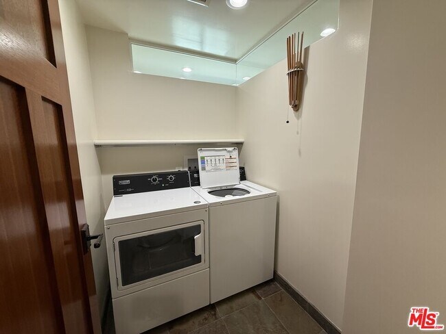 Building Photo - 2 Catamaran St