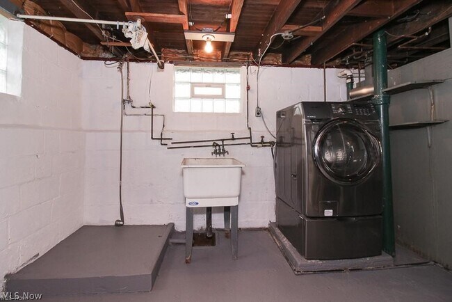 Building Photo - 4520 Kenmore Ave