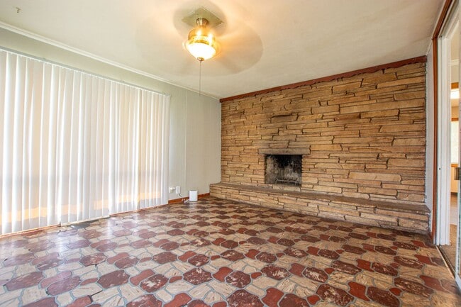 Building Photo - Extremely Spacious 2 Bedroom / 1 Bath Home
