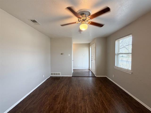 Building Photo - 304 Clary Dr