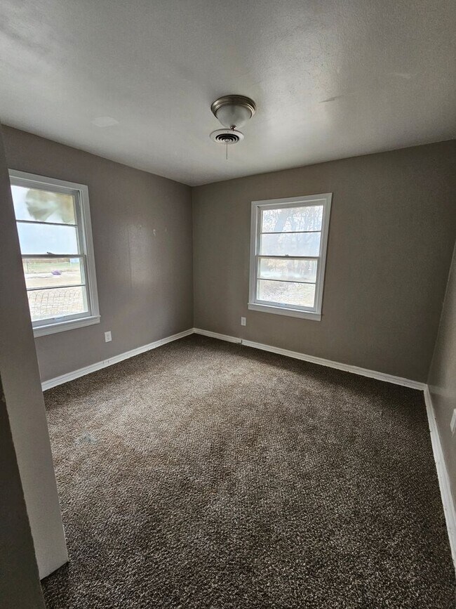 Building Photo - 4 Bedroom House Available now in Midwest City