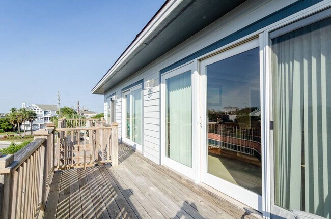 Building Photo - (W098) 4 Sea Oats Lane, Wrightsville Beach...