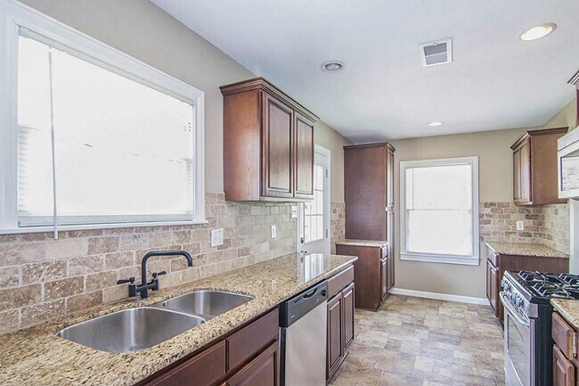 Building Photo - 411 Woodard St