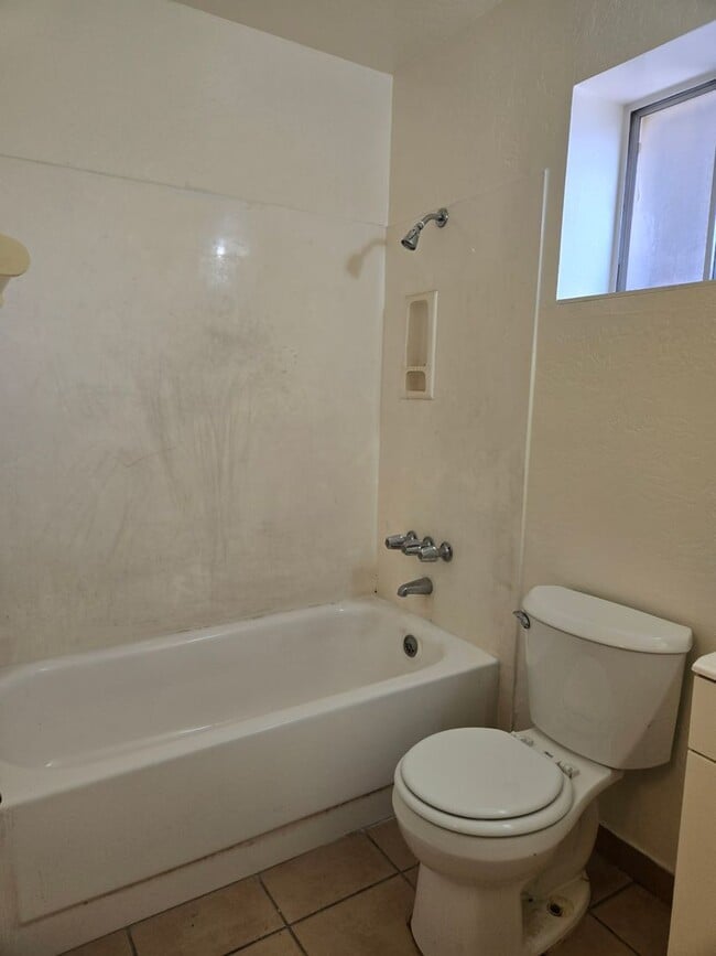 Building Photo - Cozy 1-bed, 1-bath unit (B) in a duplex located in