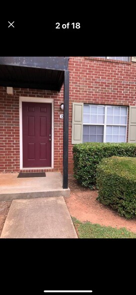 Front door entrance - 101 Davis St