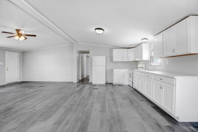 Building Photo - SPACIOUS 3 BR | 2 BA Manufactured Home in Pikeville!  *Trash Pick-up Included*