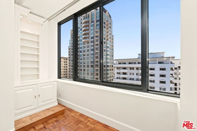 Building Photo - 10724 Wilshire Blvd