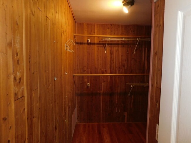 Building Photo - Spacious 4 bedroom 2.5 bath two soty house...