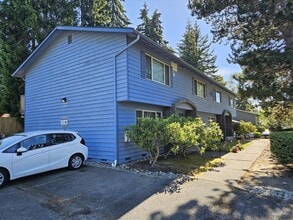 Building Photo - Remodeled 2/1.5 Townhome in a Quiet Fourplex
