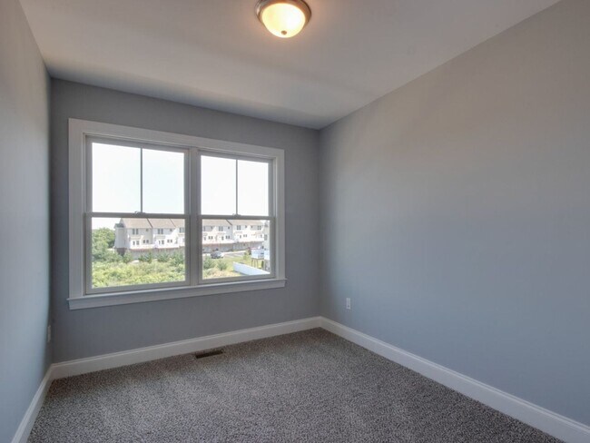 Building Photo - Luxury Rental The Townes at Congers Creek