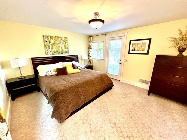 Building Photo - Available NOW! Single Family Unit in Pacif...