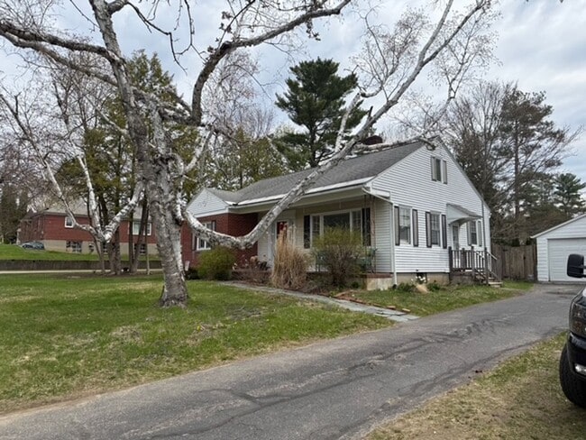 Building Photo - Beautiful Single Family Home In The Heart ...