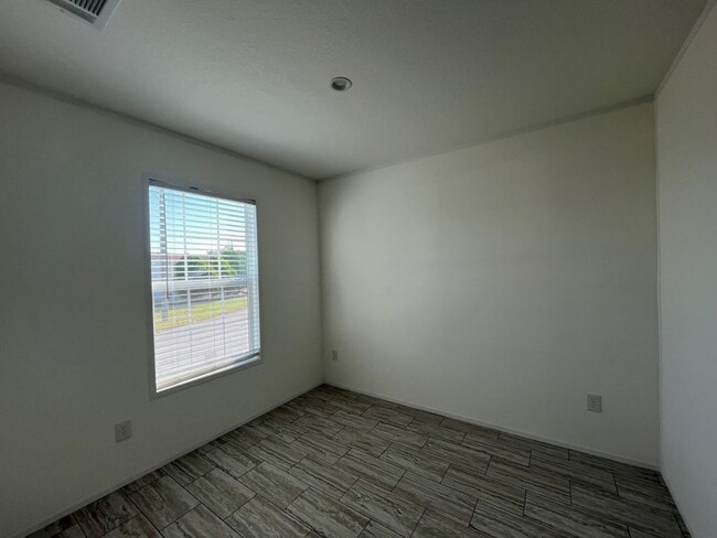 Building Photo - 112 Leopard Ln