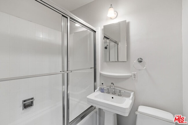 Building Photo - 234 S Roxbury Dr