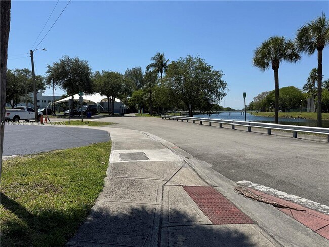 Building Photo - 16450 Miami Dr