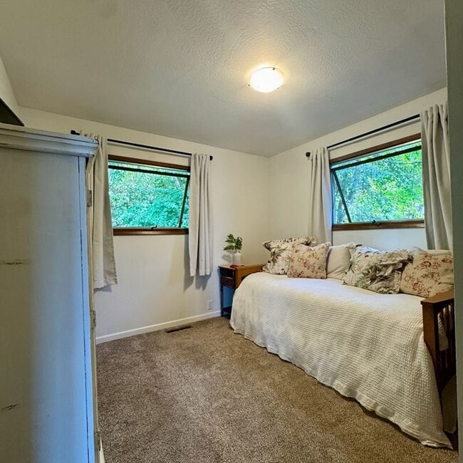 Building Photo - Beautiful lakeview home for rent