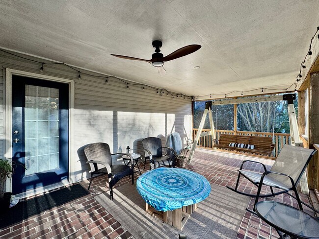 Building Photo - Fabulous 4-Bedroom Home w/2-Car Attached Garage! Dog Friendly - Screened Porch!