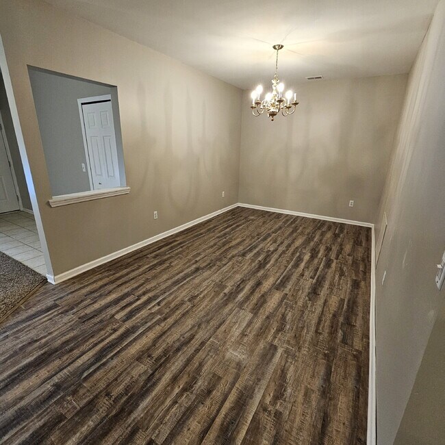 Building Photo - Spacious 2-Bedroom Townhouse with 2 Full Baths, Fireplace & Garage