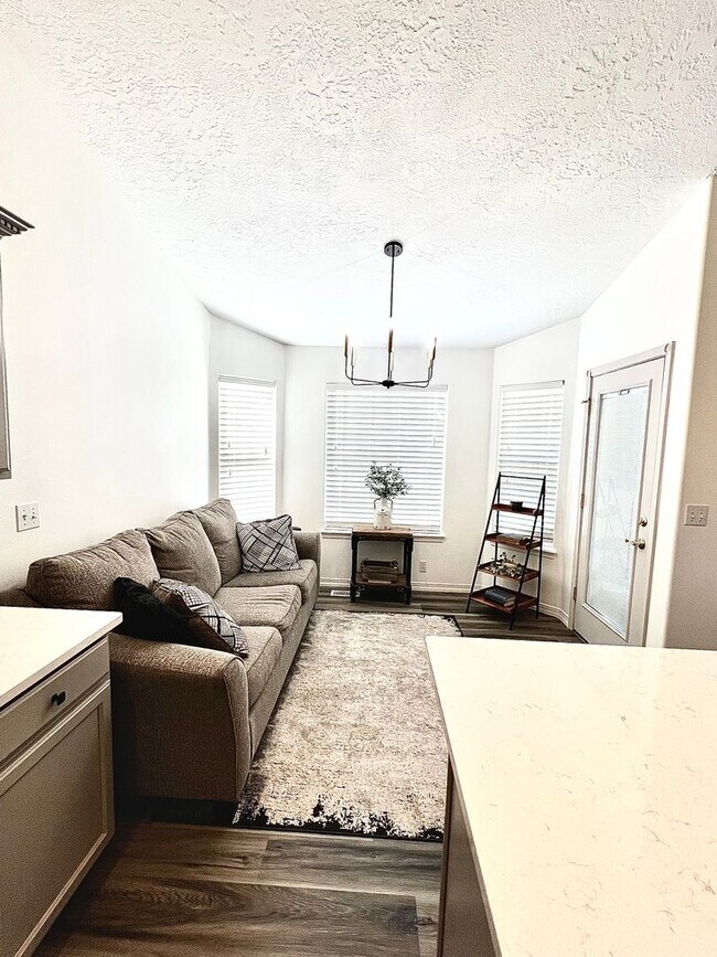 Building Photo - 3 Bed 2 Bath Single Level Home with 3 Car ...