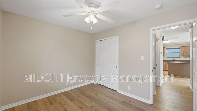 Building Photo - 2432 Medina Dr