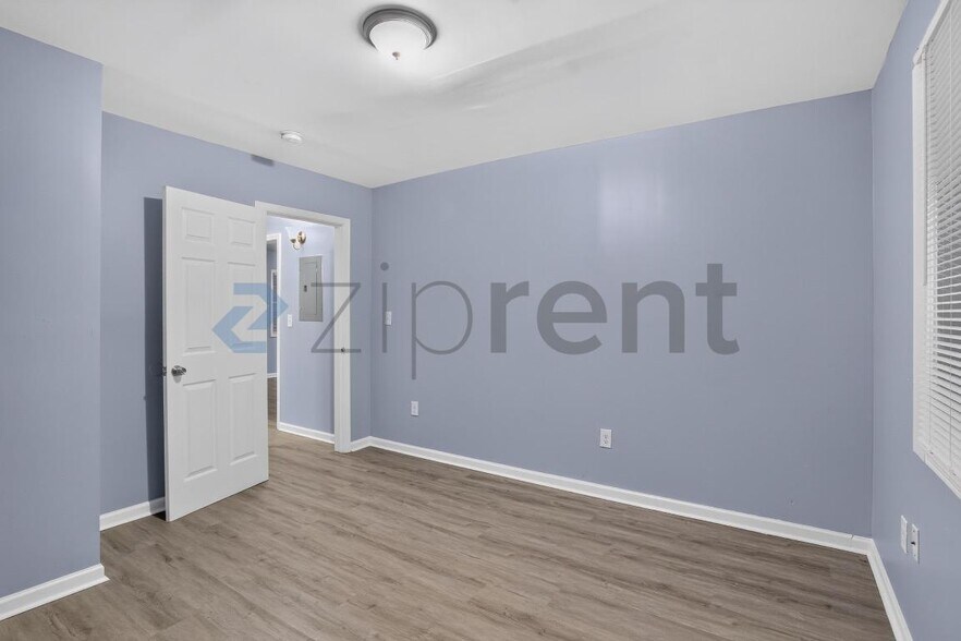 Building Photo - Unit B